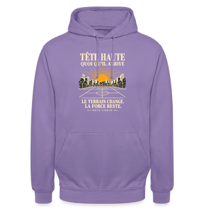 Hoodie Street Tête haute — Le terrain change, la force reste | Prise de Conscience - lavande