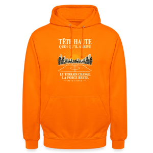 Hoodie Street Tête haute — Le terrain change, la force reste | Prise de Conscience - orange