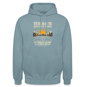 Hoodie Street Tête haute — Le terrain change, la force reste | Prise de Conscience - bleu fumée