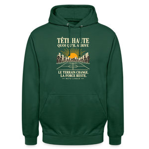 Hoodie Street Tête haute — Le terrain change, la force reste | Prise de Conscience - vert bouteille