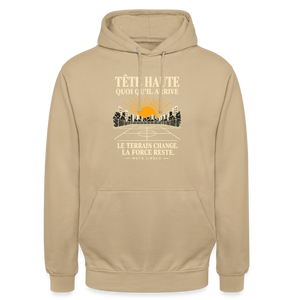 Hoodie Street Tête haute — Le terrain change, la force reste | Prise de Conscience - beige