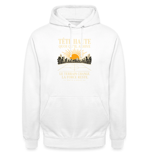 Hoodie Street Tête haute — Le terrain change, la force reste | Prise de Conscience - blanc