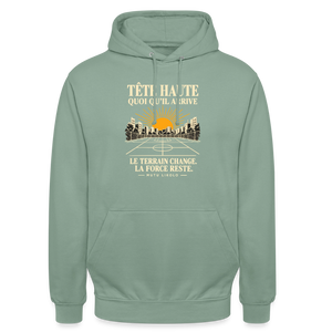 Hoodie Street Tête haute — Le terrain change, la force reste | Prise de Conscience - vert-de-gris