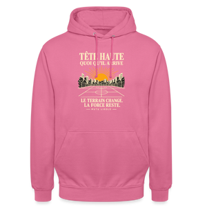 Hoodie Street Tête haute — Le terrain change, la force reste | Prise de Conscience - rose