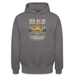 Hoodie Street Tête haute — Le terrain change, la force reste | Prise de Conscience - gris éléphant