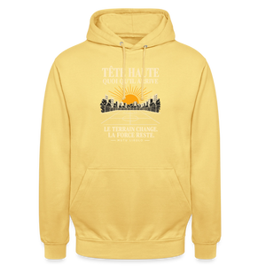 Hoodie Street Tête haute — Le terrain change, la force reste | Prise de Conscience - jaune citron