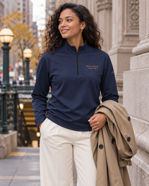 Pull à col zippé brodé Mutu Likolo bleu marine porté en ville en automne