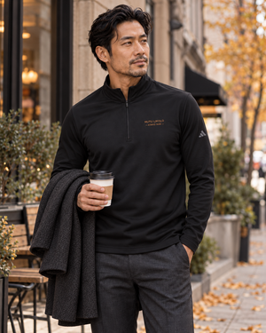 Pull à col zippé brodé Mutu Likolo noir porté en ville en automne