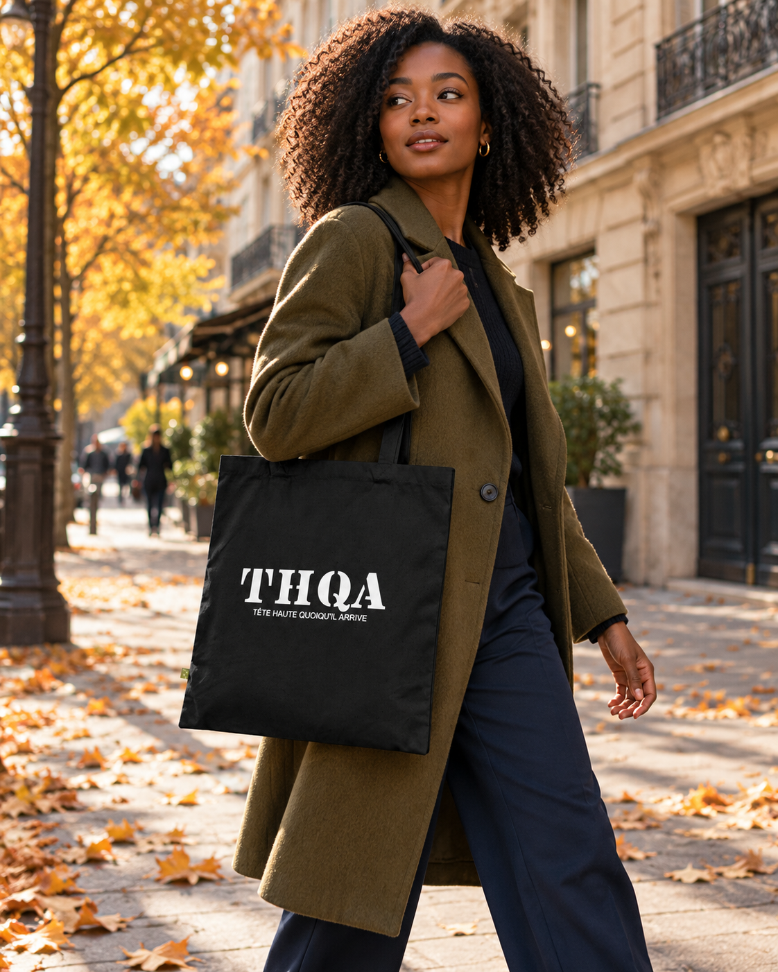 Sac THQA Noir porté en ville — mise en scène