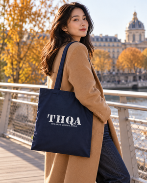 Sac THQA Bleu marine porté en ville — mise en scène