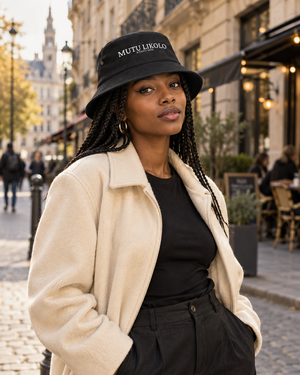 Mise en scène urbaine du bob noir mutu porté