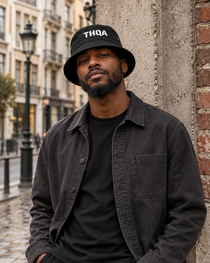 Mise en scène urbaine du bob noir thqa porté