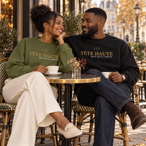 Couple en look détente avec le sweat TÊTE HAUTE Édition Élan