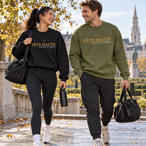 Duo en look sportif avec le sweat TÊTE HAUTE Édition Élan