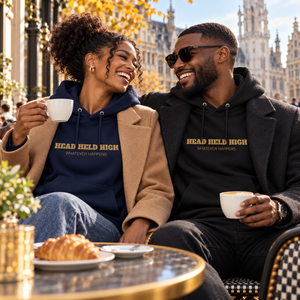 Duo portant les sweats Head Held High à un café urbain