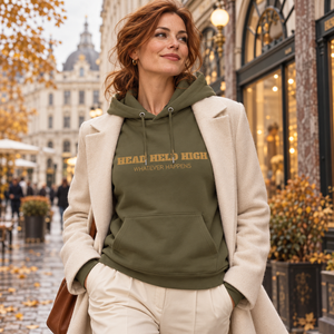 Femme portant le sweat Head Held High kaki en ville