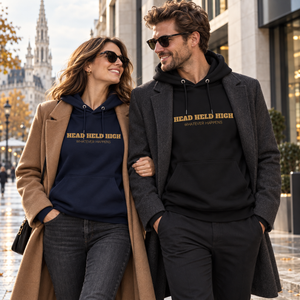 Couple portant les sweats Head Held High en ville