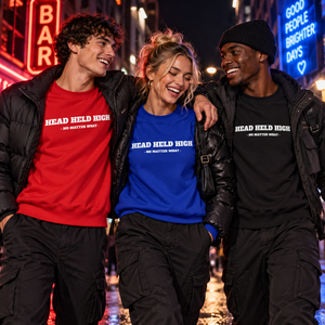 Groupe portant les crewnecks Bold sous les lumières urbaines