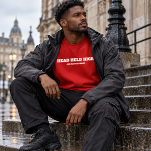 Homme portant le crewneck Bold rouge sous la pluie
