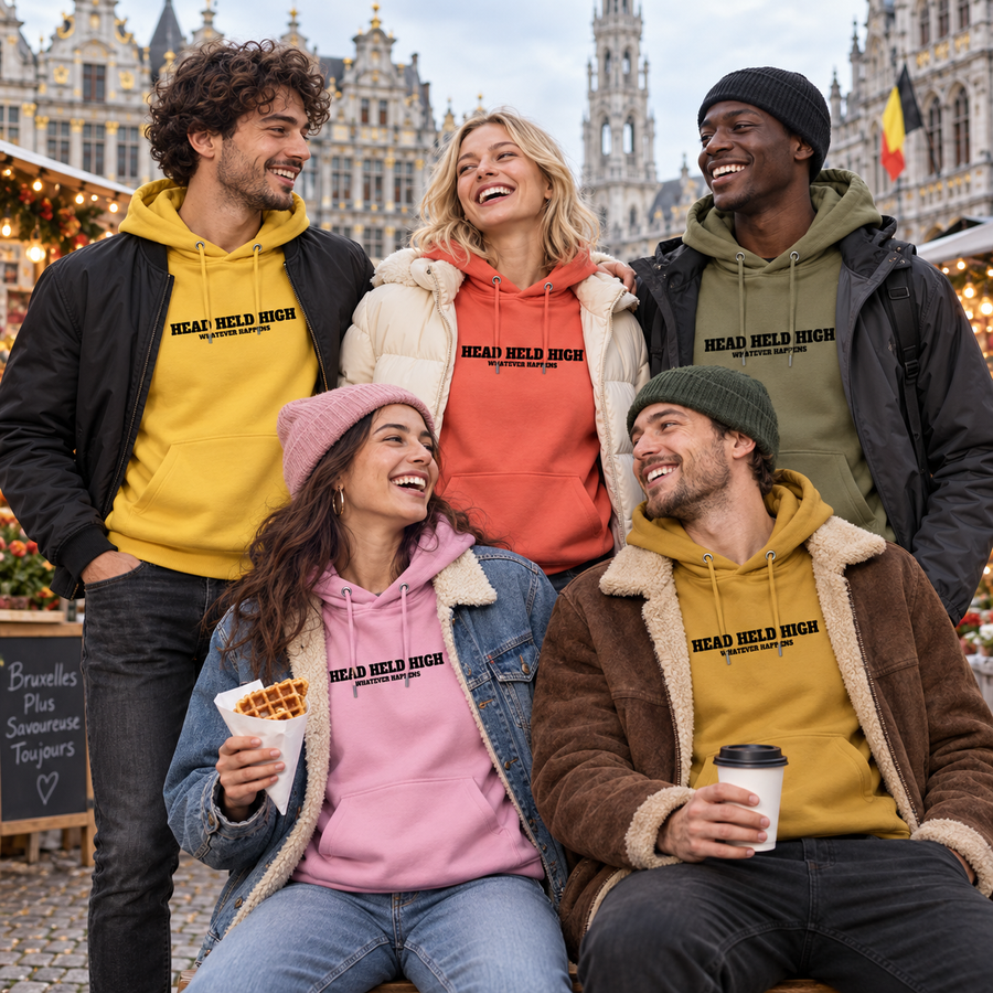 Groupe portant les cinq couleurs du hoodie Bold Head Held High