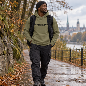 Homme portant le hoodie Bold kaki en extérieur après la pluie