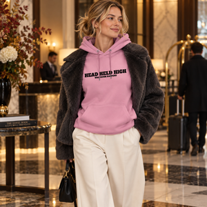 Femme portant le hoodie Bold lilas dans un hôtel