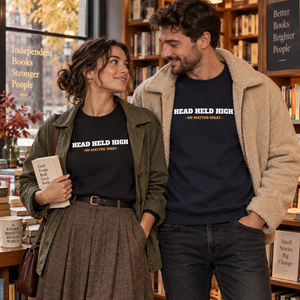 Couple portant les crewnecks Essential Head Held High en librairie