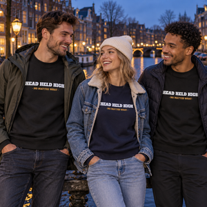 Groupe portant les crewnecks Essential Head Held High au canal