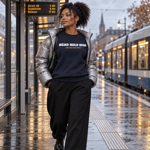 Femme portant le crewneck Essential Head Held High marine sous la pluie