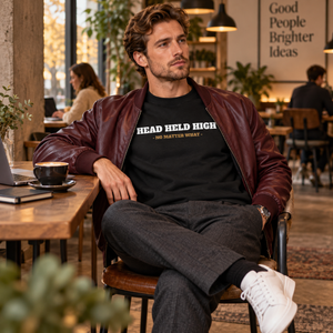 Homme portant le crewneck Essential Head Held High noir au café