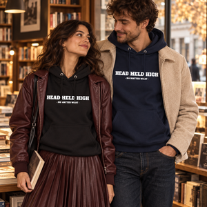Couple portant les hoodies bio Head Held High noir et marine en librairie