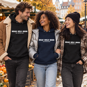 Groupe portant les hoodies bio Head Held High noir et marine au marché d’automne