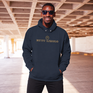 Homme portant le hoodie bio Mutu Likolo dans une ambiance urbaine, format carré