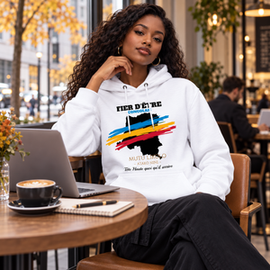 Femme portant le hoodie blanc Fier d’être Congolais dans un café urbain