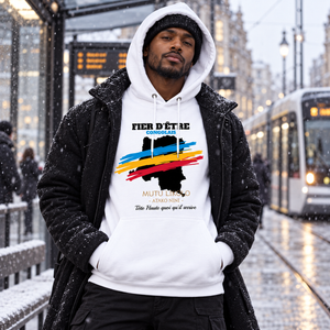 Homme portant le hoodie blanc Fier d’être Congolais à un arrêt de tram en hiver