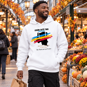 Homme portant le hoodie blanc Fier d’être Congolais dans un marché urbain