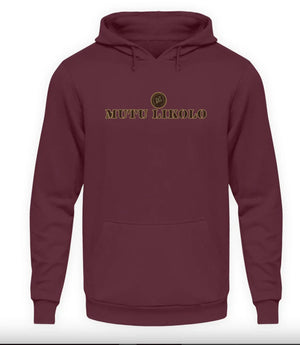 Hoodie bordeaux Mutu Likolo – Collection Résilience, coupe unisexe premium avec logo doré sur la poitrine.
Burgundy Mutu Likolo hoodie – Resilience Collection, premium unisex fit with gold logo on the chest.