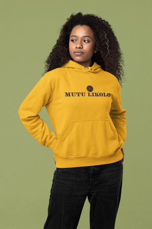 Femme portant un hoodie jaune Mutu Likolo – Collection Résilience, avec logo sur la poitrine.
Woman wearing a yellow Mutu Likolo hoodie – Resilience Collection, with logo on the chest. 
