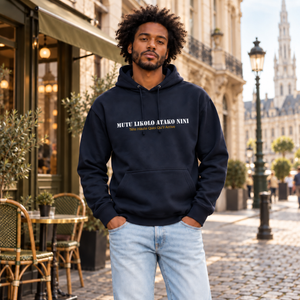 Homme portant le hoodie marine Mutu Likolo Atako Nini dans une ambiance urbaine à Bruxelles