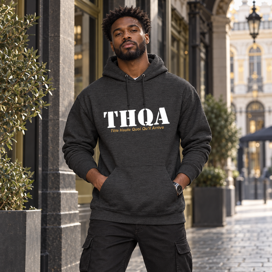 Homme portant le hoodie THQA charbon dans une ambiance urbaine élégante