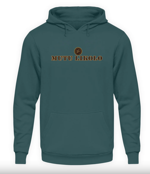 Sweat à capuche vert foncé avec logo "Mutu Likolo" en marron, centré sur la poitrine.
Dark green hoodie with "Mutu Likolo" logo in brown, centered on the chest. 