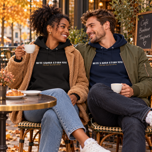 Couple portant les hoodies Mutu Likolo noir et marine en terrasse