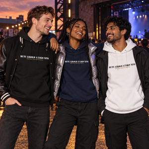 Groupe portant les hoodies Mutu Likolo noir, marine et blanc à un concert