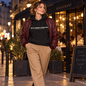 Femme portant le hoodie Mutu Likolo noir avec un bomber bordeaux