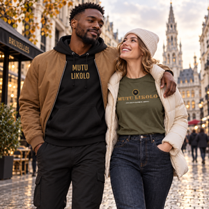Couple portant le hoodie noir et le t-shirt kaki du Pack Signature