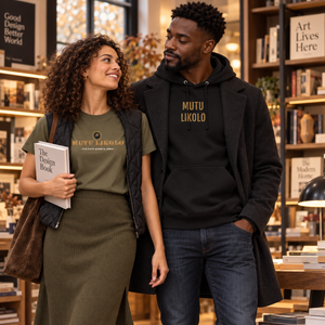 Pack Signature noir et kaki porté dans une librairie design