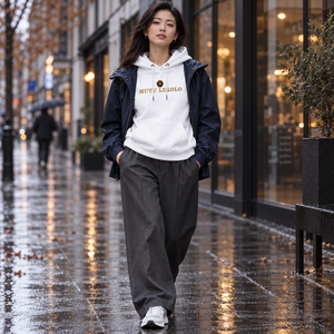 Hoodie Mutu Likolo blanc avec veste de pluie marine
