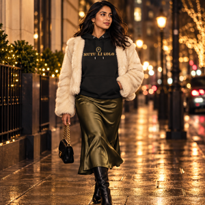 Hoodie Mutu Likolo noir avec veste courte crème et jupe olive