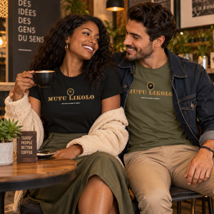 Couple portant les t-shirts Signature noir et kaki