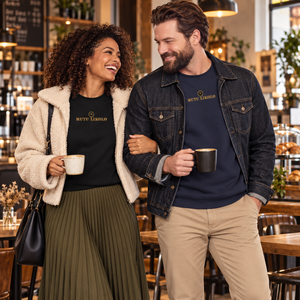 Couple portant les sweats Mutu Likolo noir et marine au café